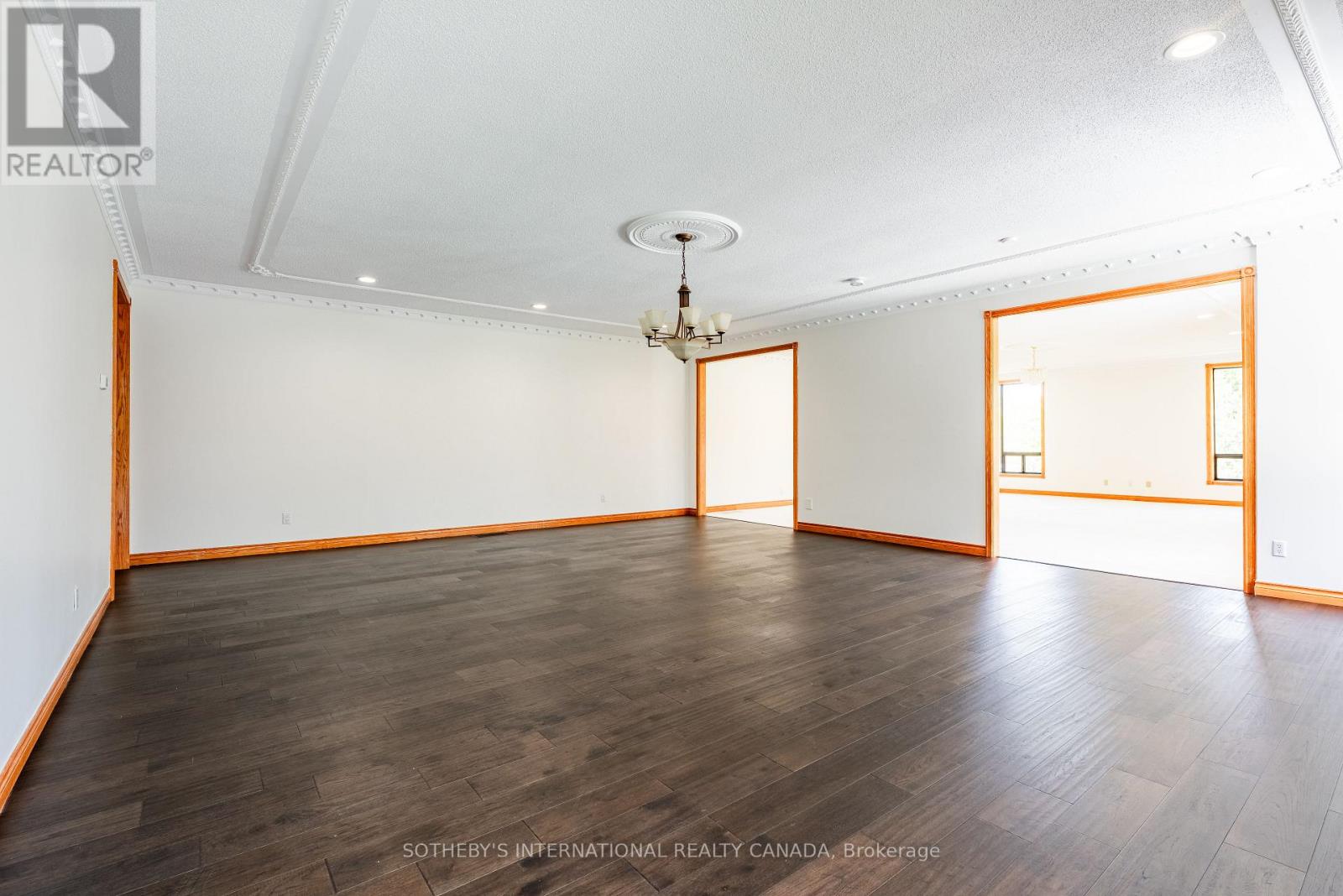48 SCOTT CRESCENT - 25