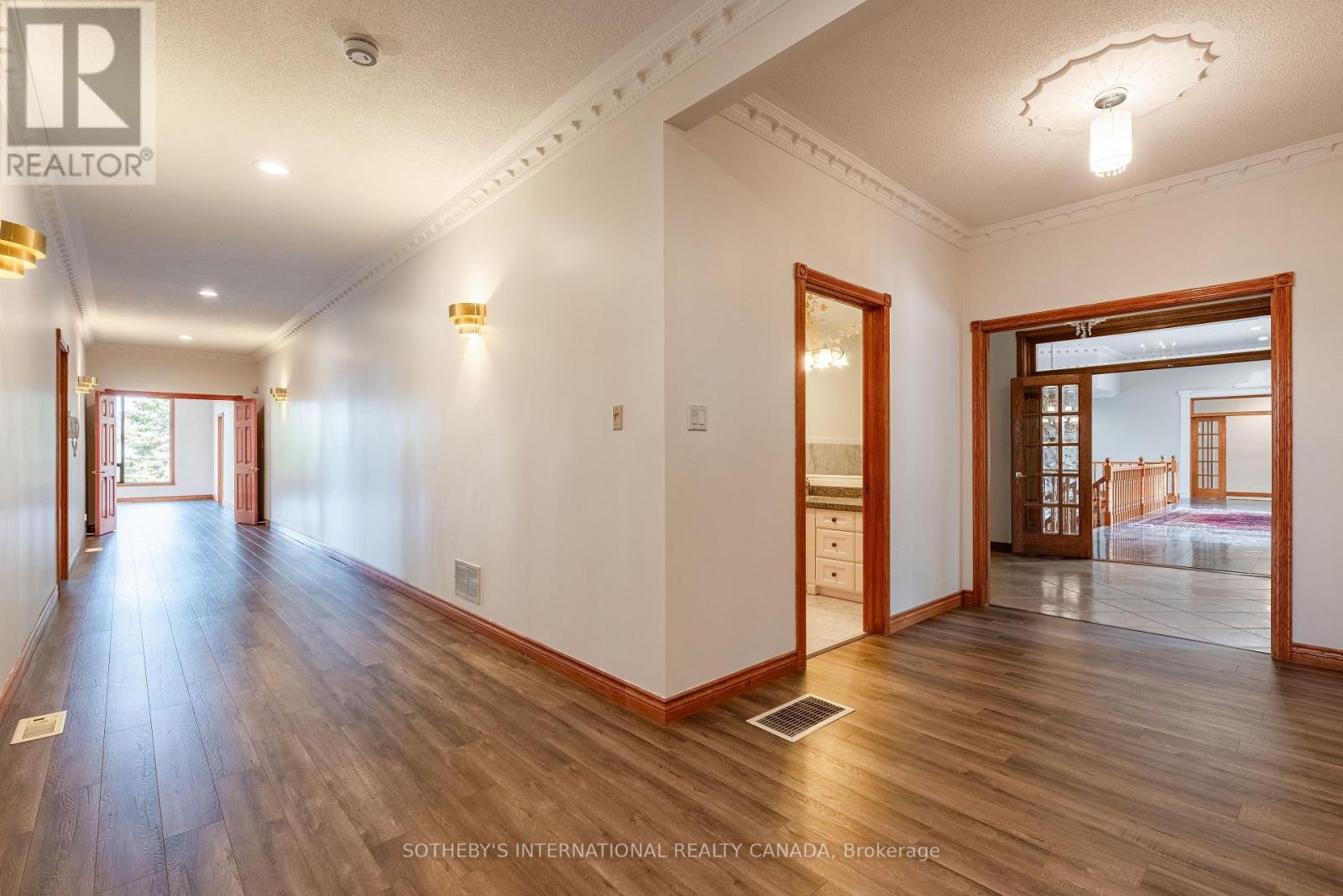 48 SCOTT CRESCENT - 26