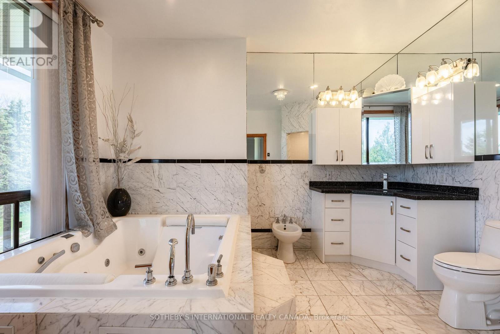 48 SCOTT CRESCENT - 28