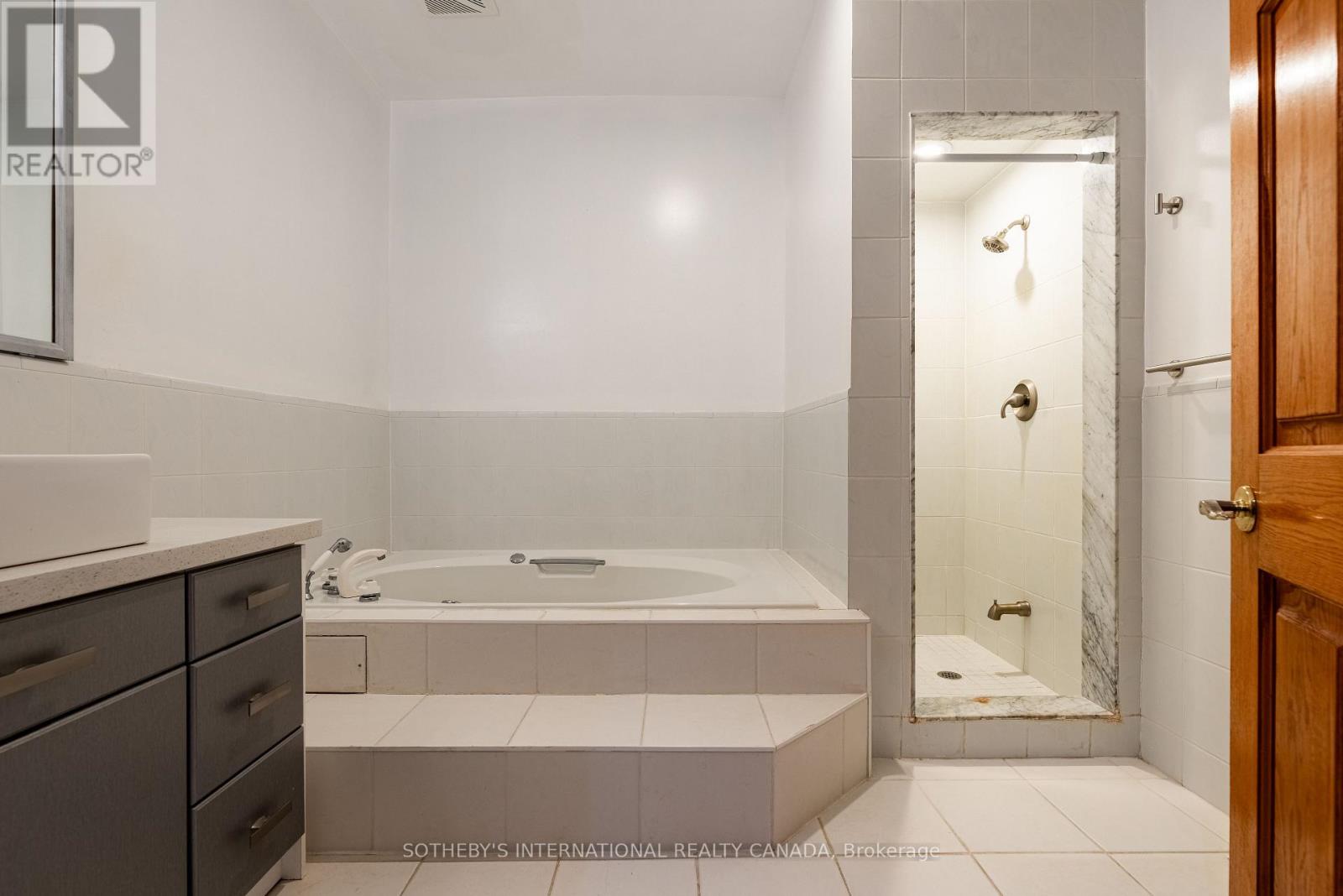 48 SCOTT CRESCENT - 32