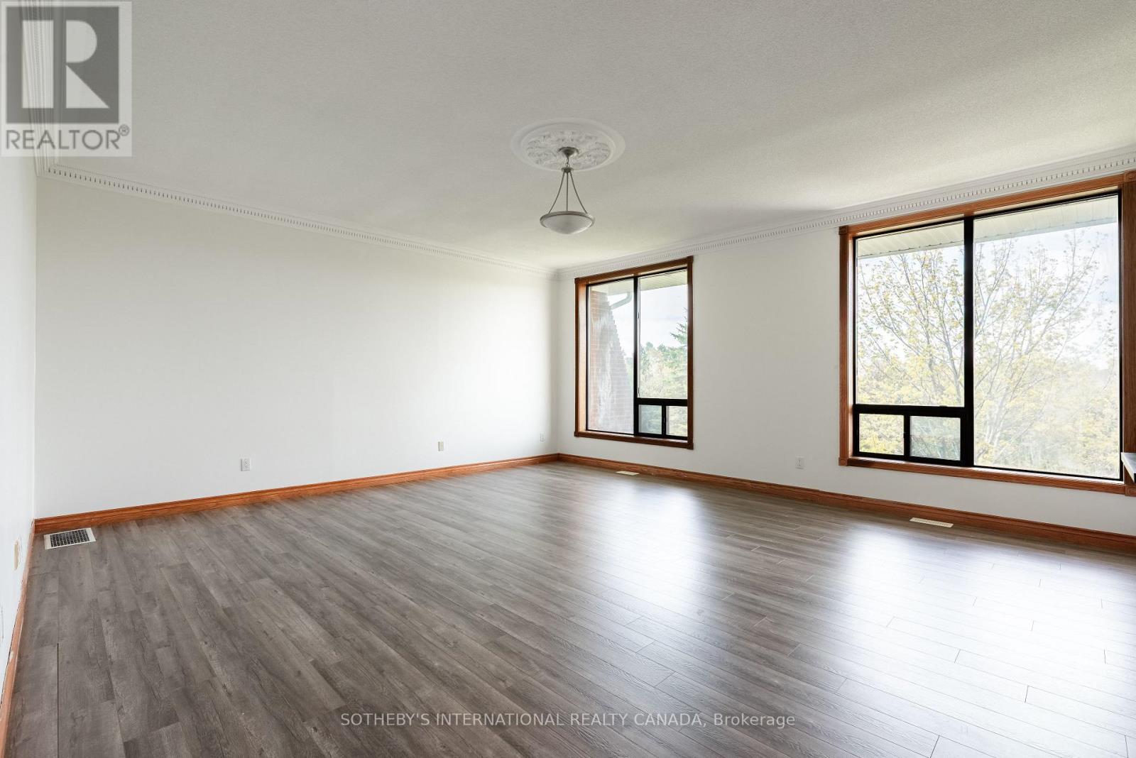 48 SCOTT CRESCENT - 34