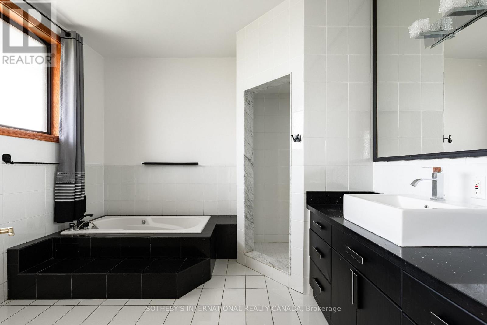 48 SCOTT CRESCENT - 35
