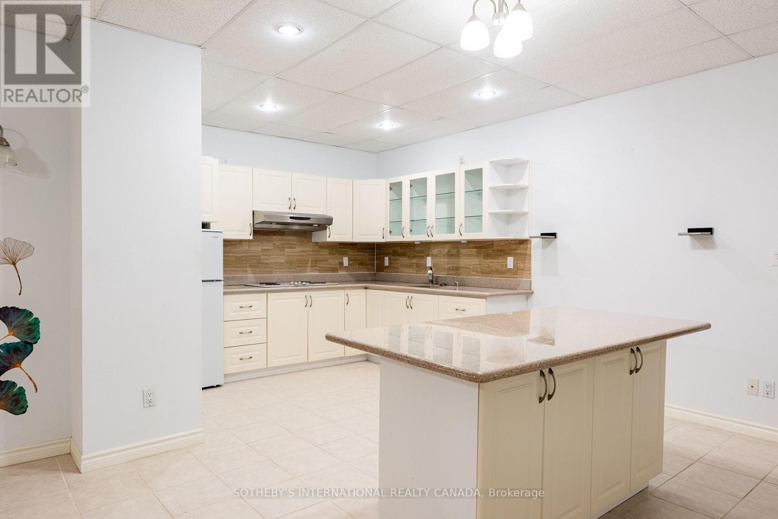 48 SCOTT CRESCENT - 38