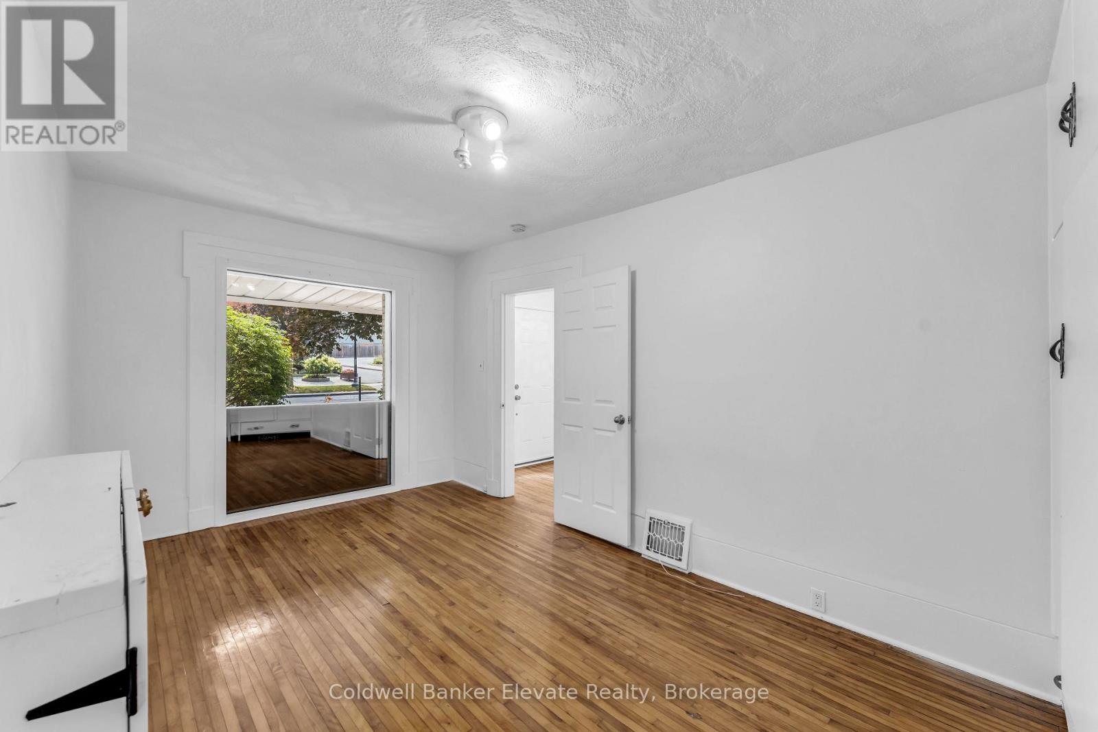 127 MAIN STREET S - 14