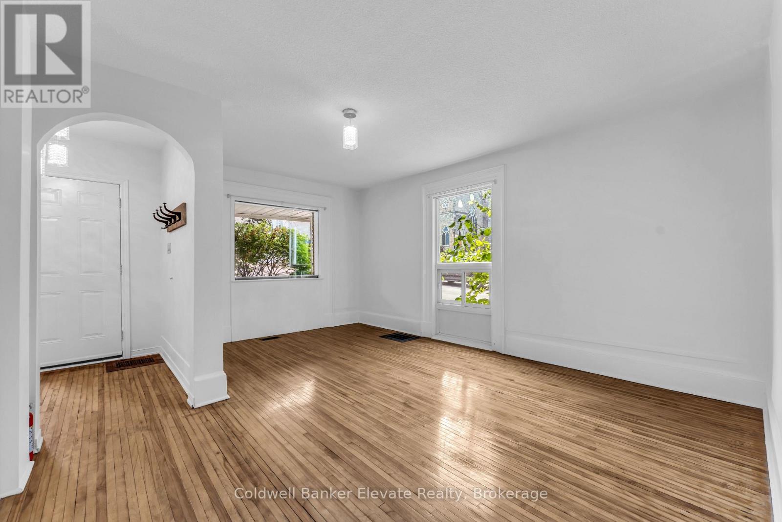 127 MAIN STREET S - 6