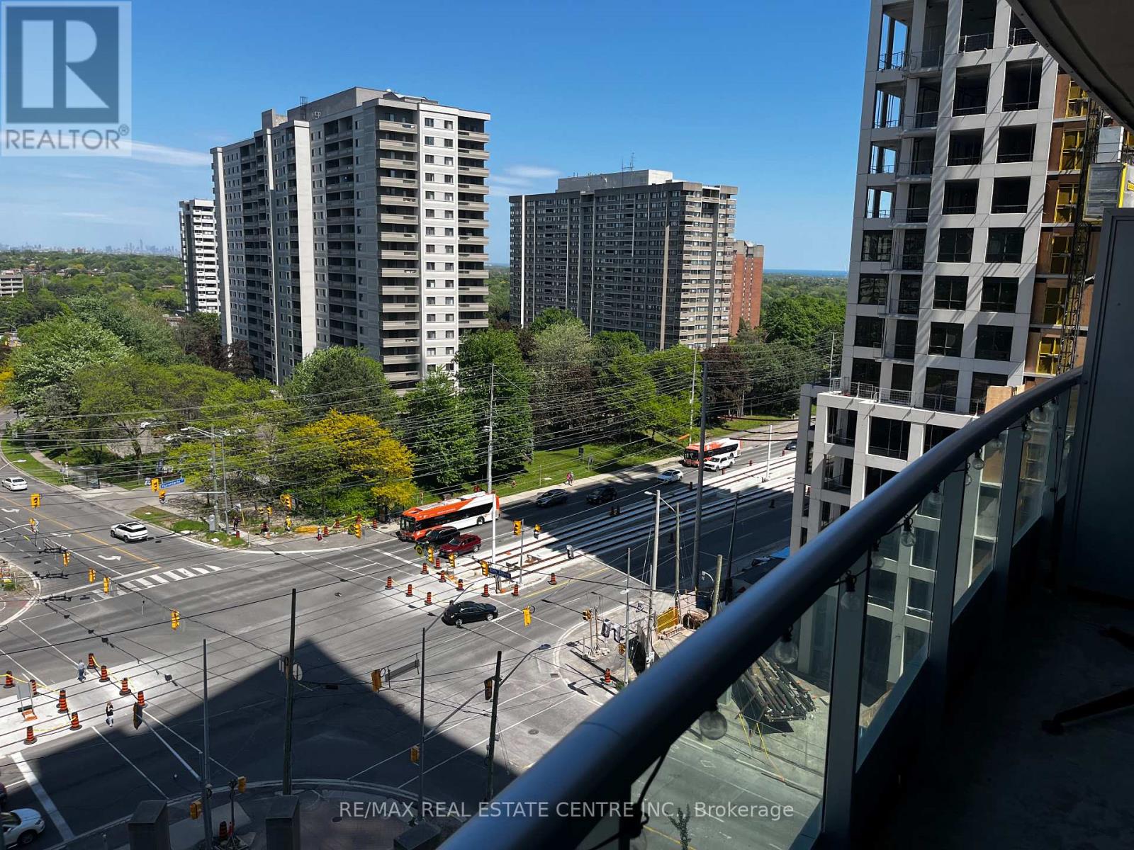 #1010 33 ELM DRIVE E - 16