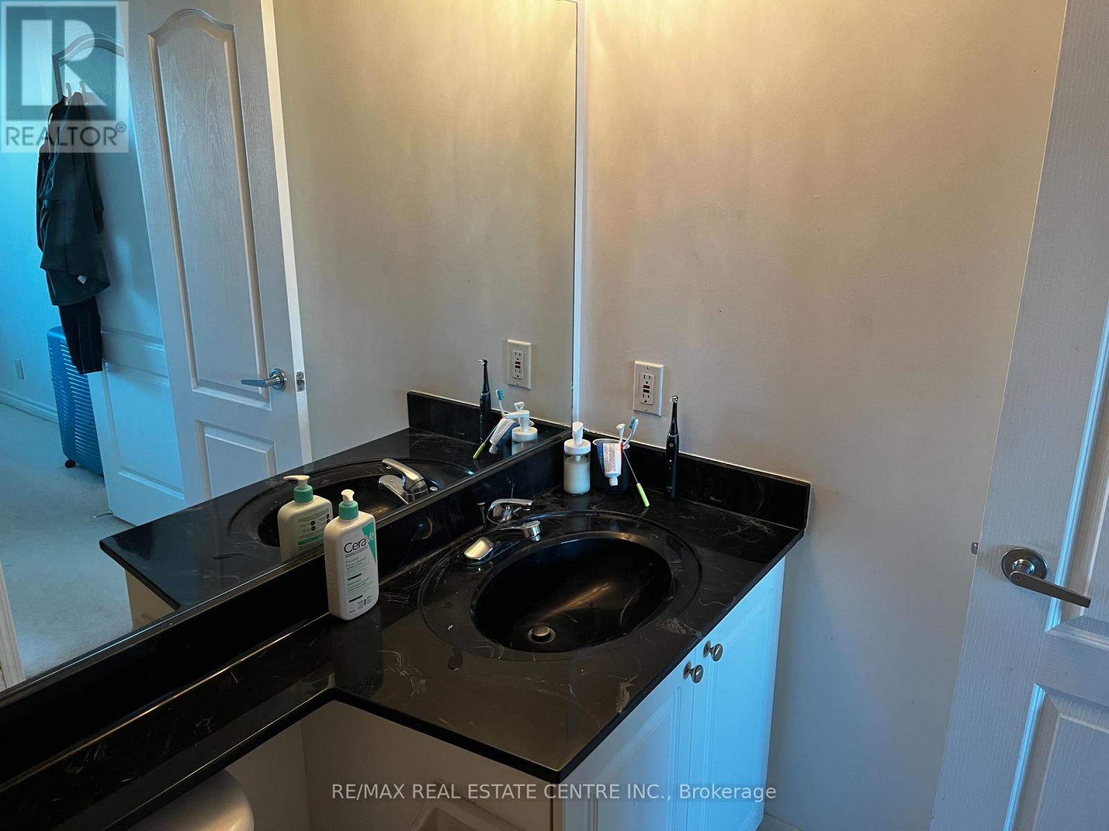#1010 33 ELM DRIVE E - 19