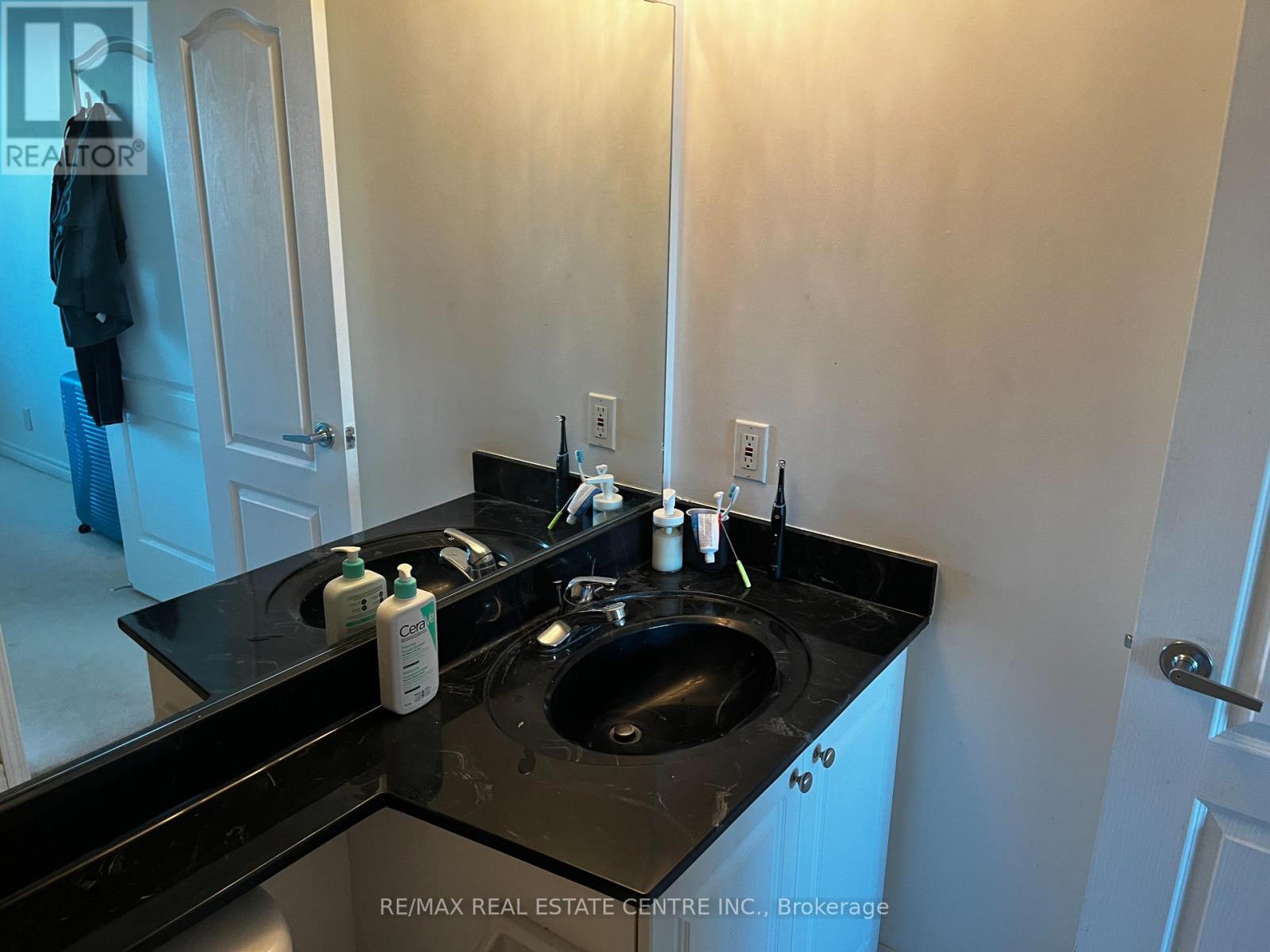 #1010 33 ELM DRIVE E - 20