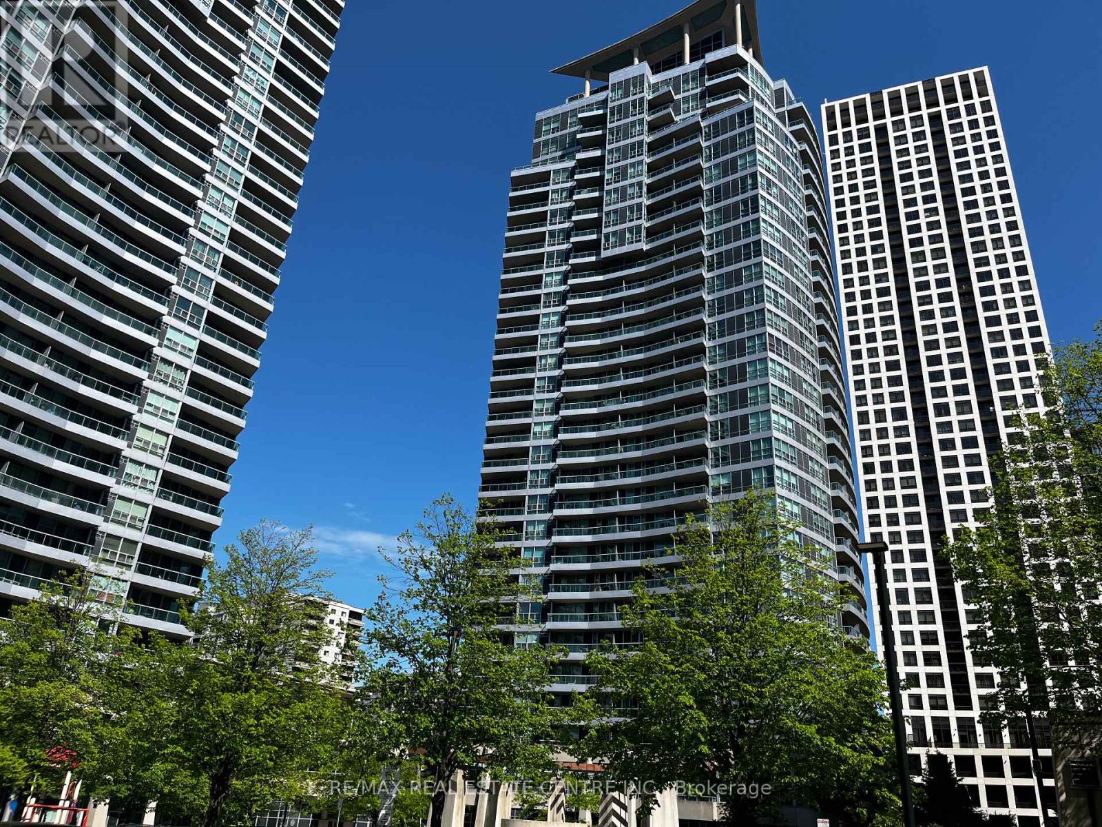 #1010 33 ELM DRIVE E - 3