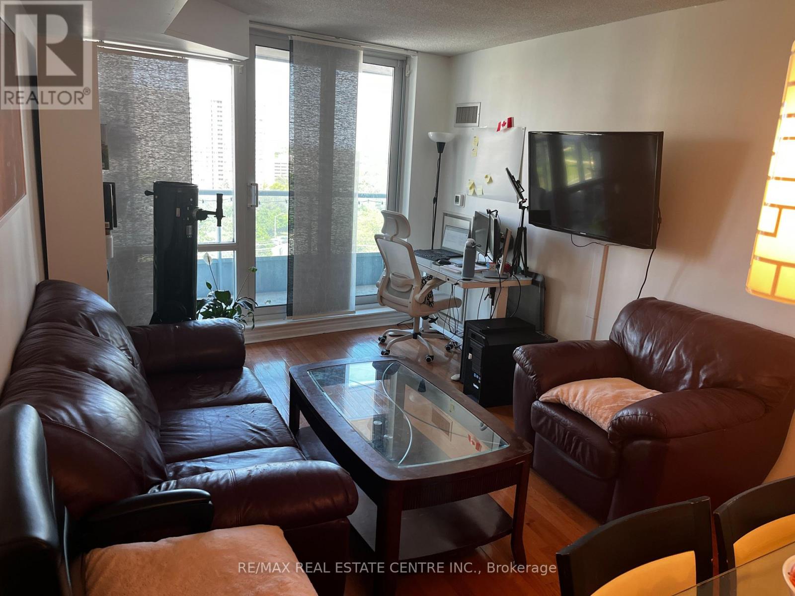 #1010 33 ELM DRIVE E - 5
