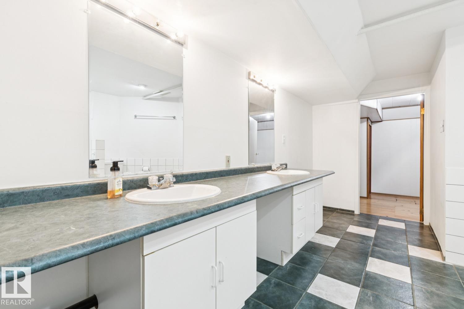 8709 164A ST NW - 31