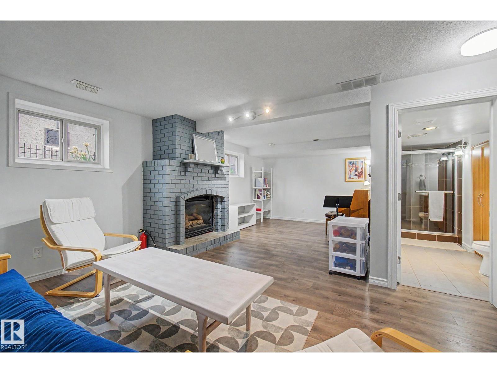 3706 41 AV NW - 25