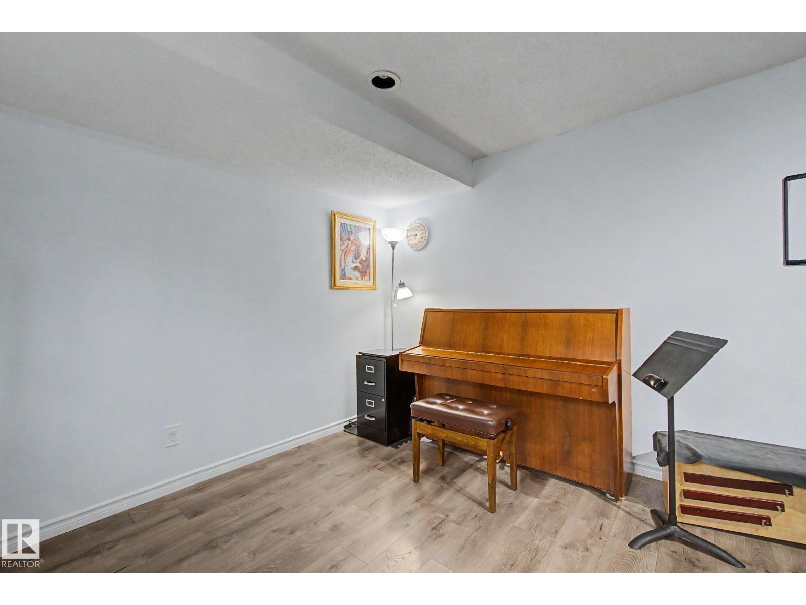 3706 41 AV NW - 30