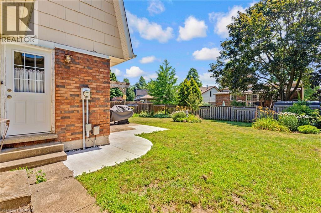 15 LEWIS Crescent - 41
