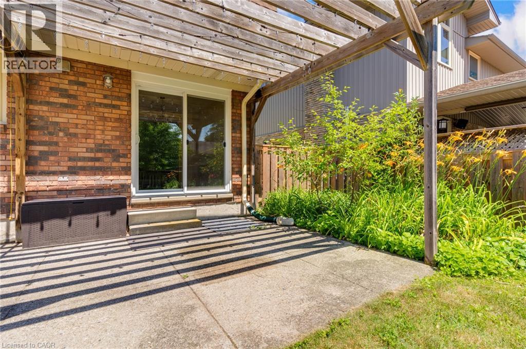 15 LEWIS Crescent - 34