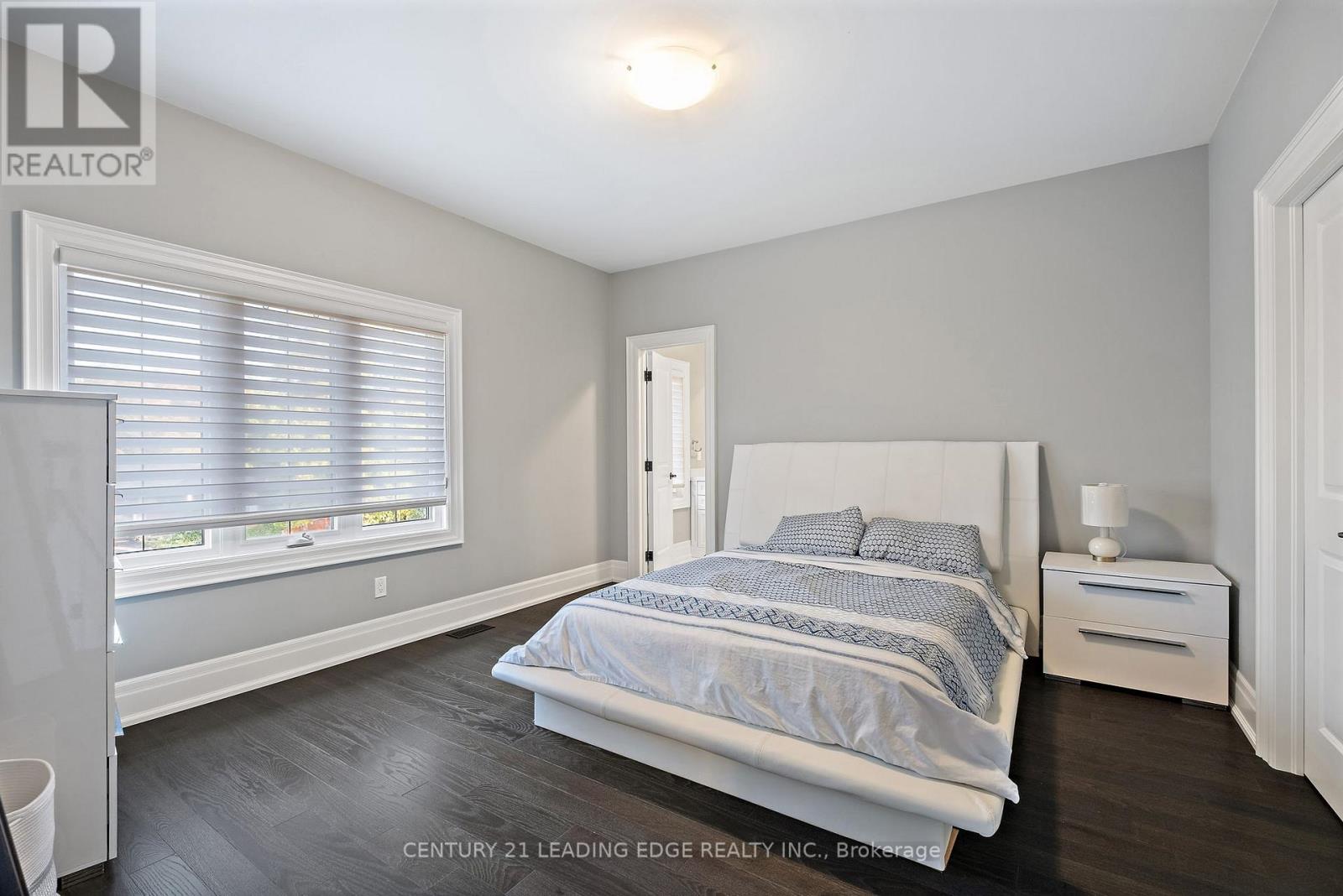 12 JONQUIL CRESCENT - 32