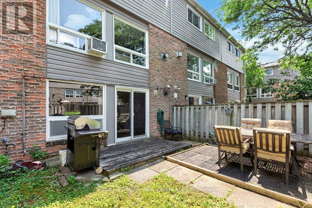 #69 2050 UPPER MIDDLE ROAD - 32