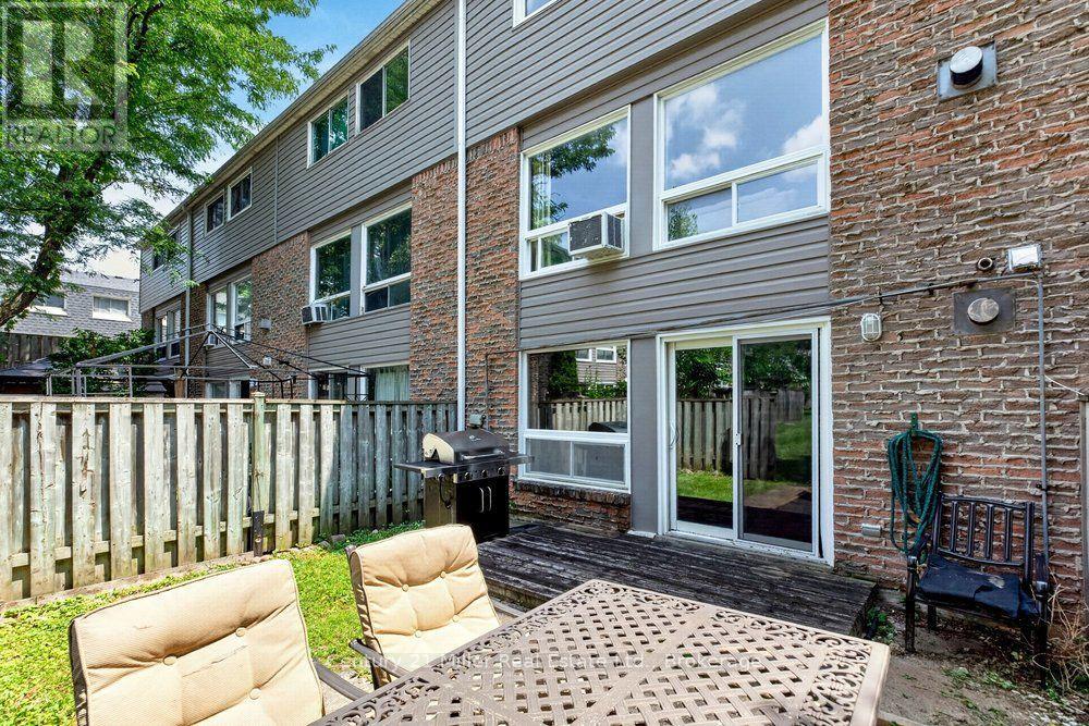 #69 2050 UPPER MIDDLE ROAD - 31