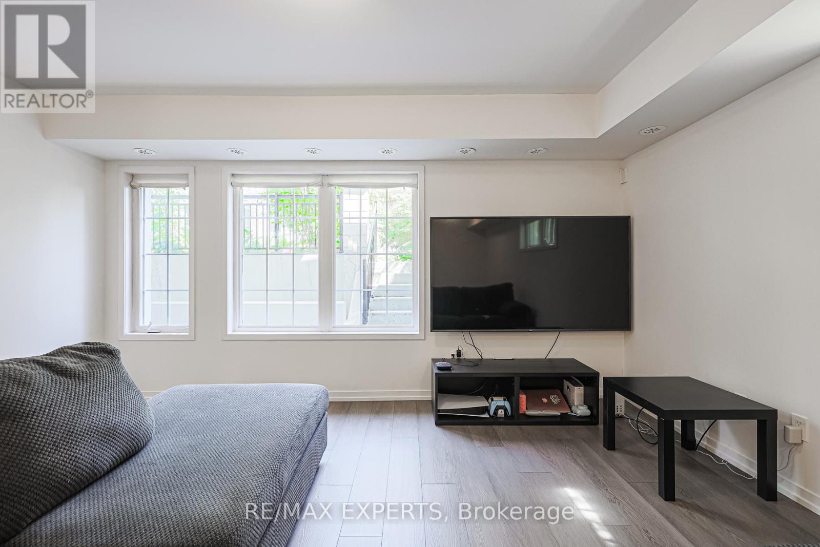 #B11 26 BRUCE STREET W - 18