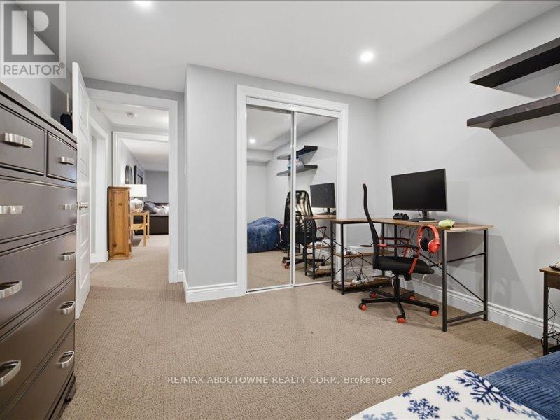 2501 YARMOUTH CRESCENT - Image 32