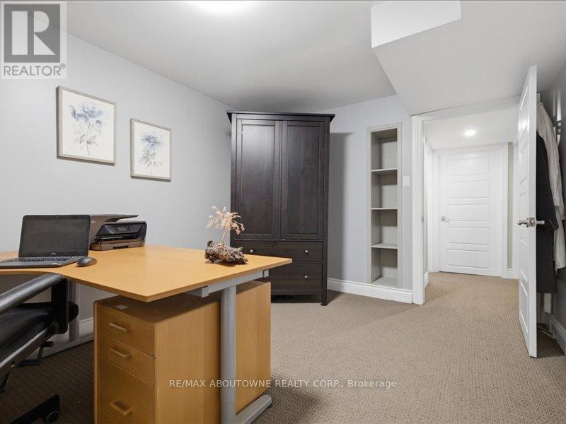 2501 YARMOUTH CRESCENT - Image 34