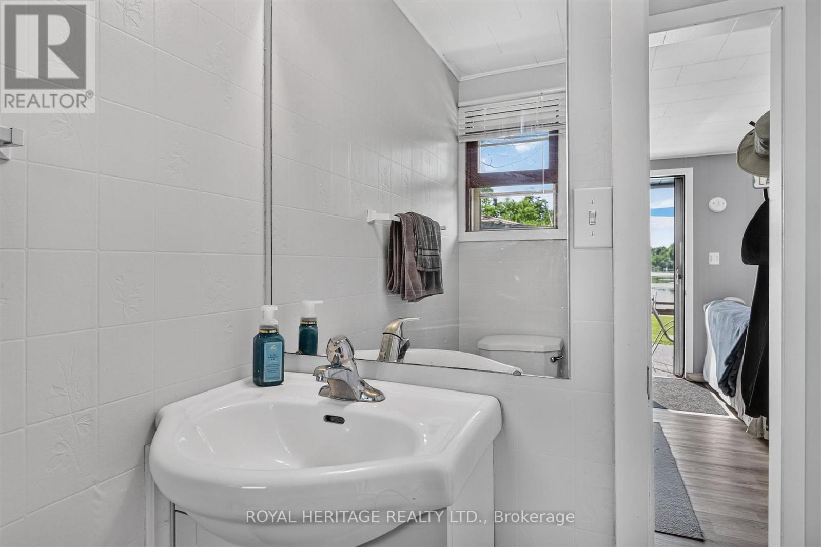 100 CLEARVIEW DRIVE - 32