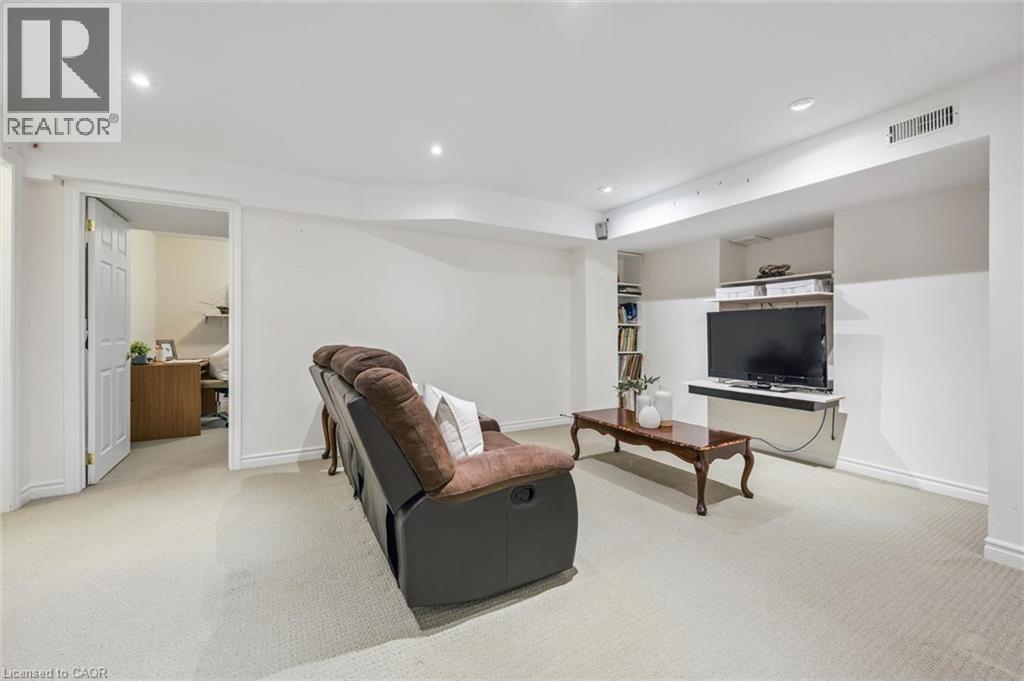 685 LANGLAW Drive - 31