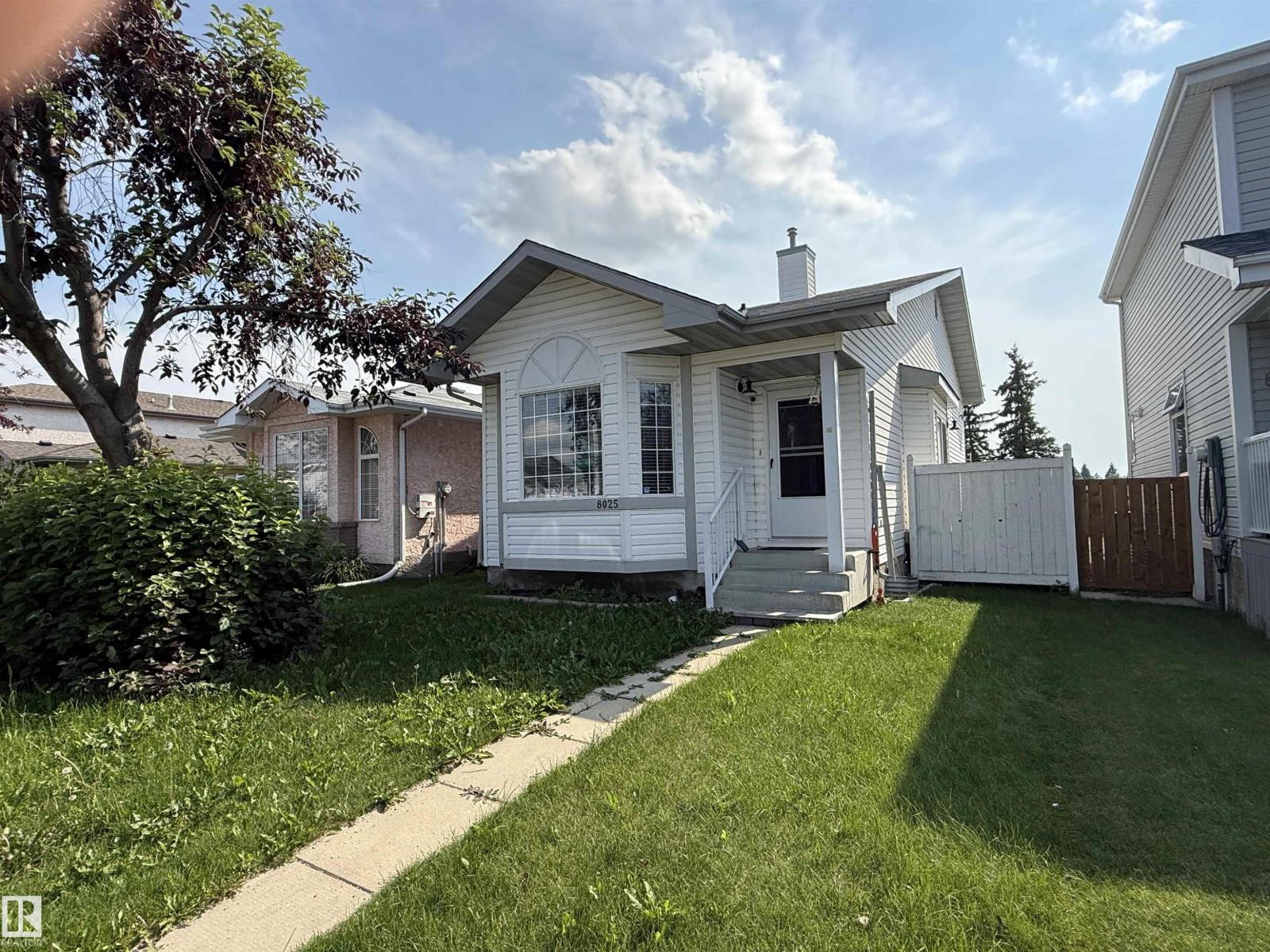 8025 15A AV NW - 2