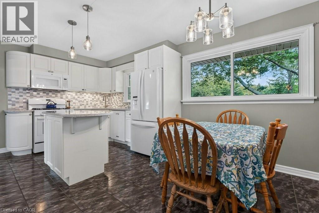 15 ROXANNE Drive - Image 12