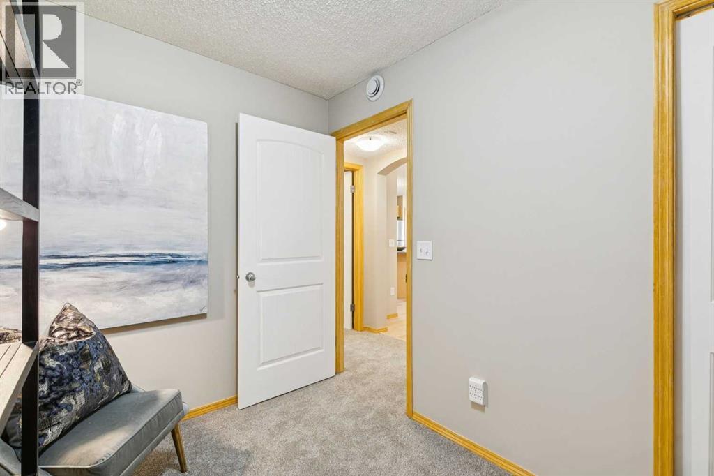 #106 7 Everridge Square SW - 16