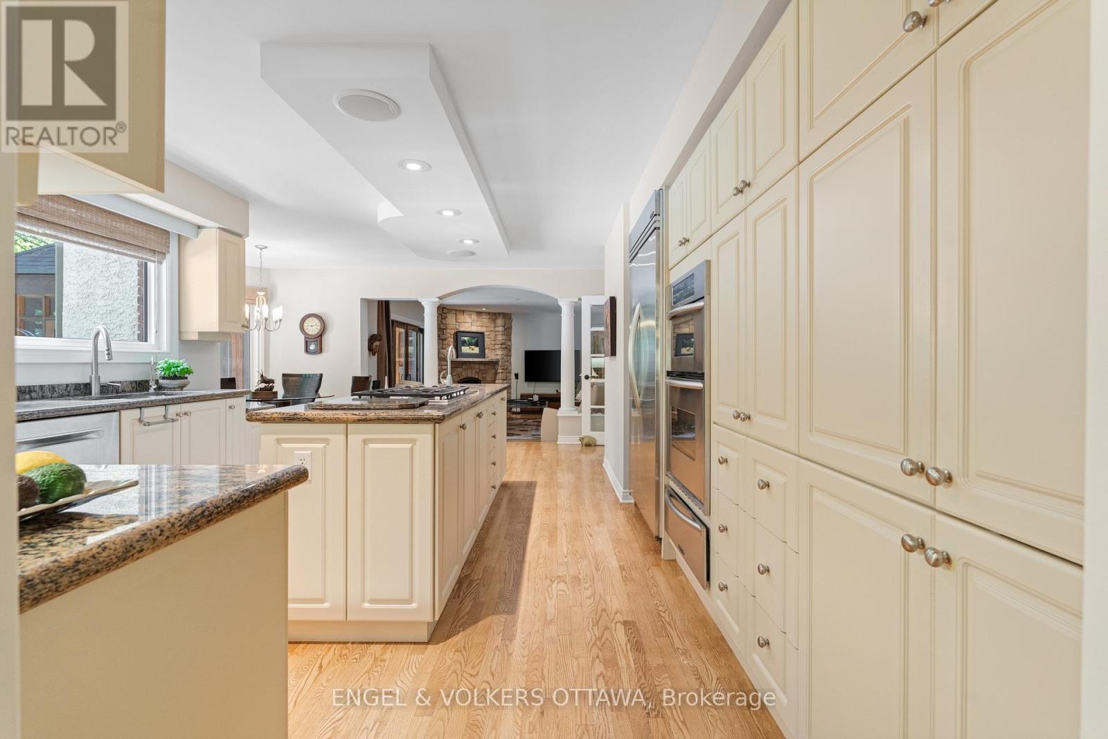 5596 SCOBIE CRESCENT - Image 13