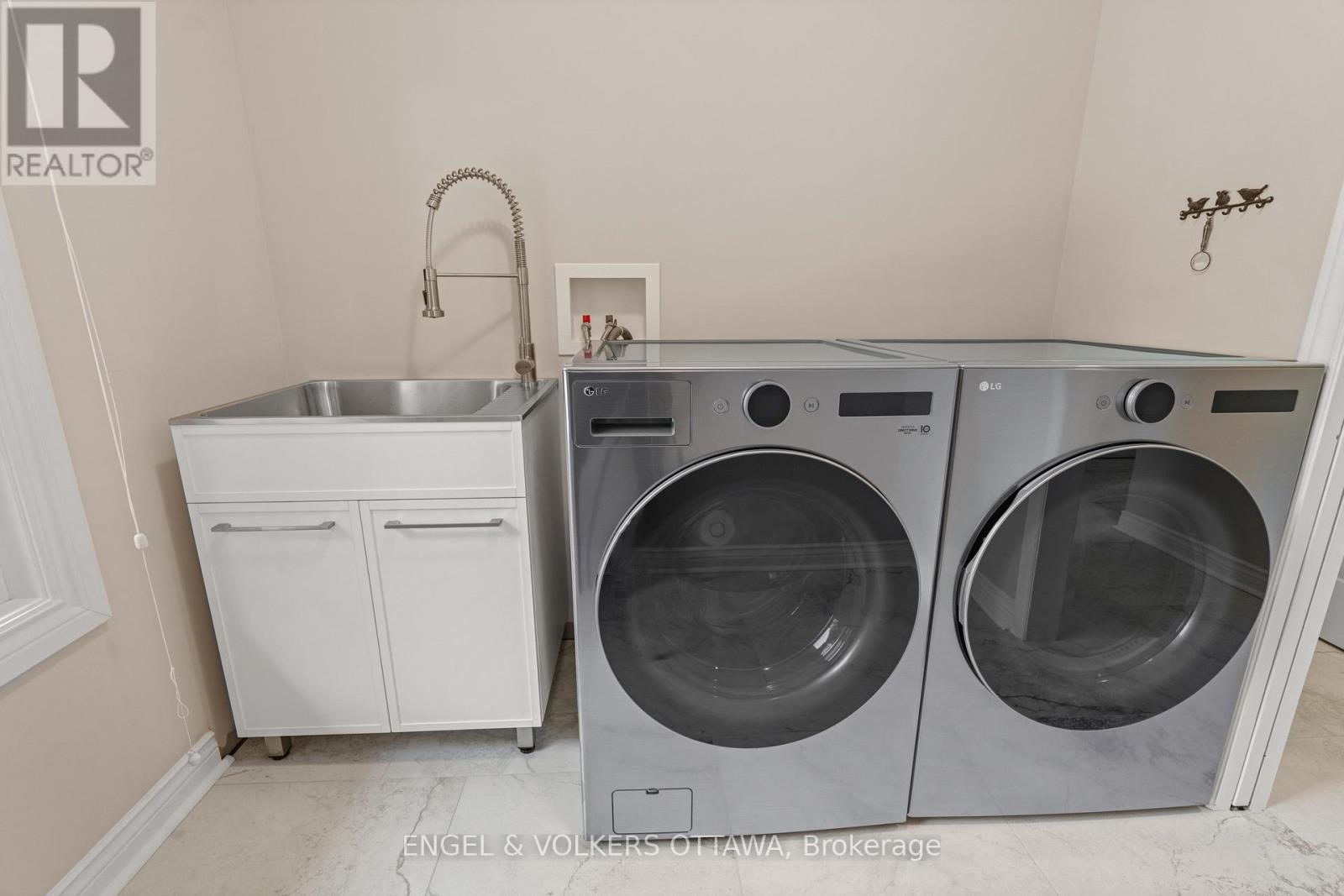 5596 SCOBIE CRESCENT - Image 21