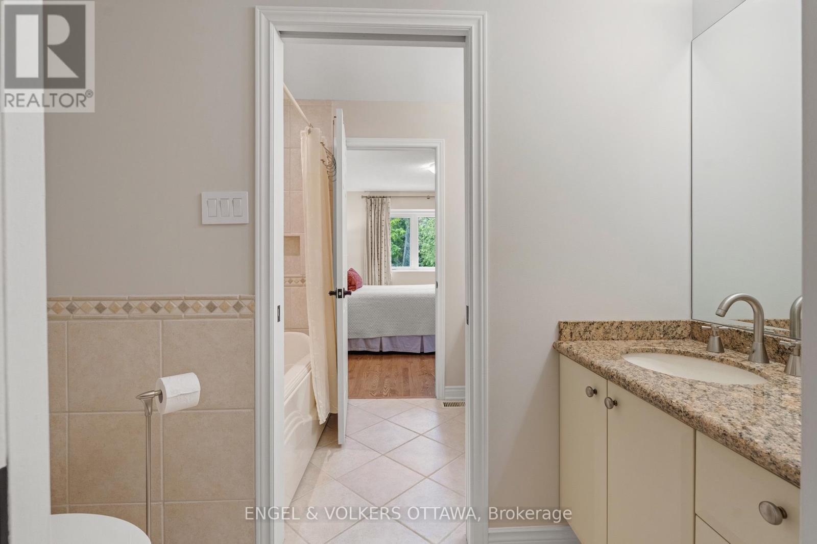 5596 SCOBIE CRESCENT - Image 24