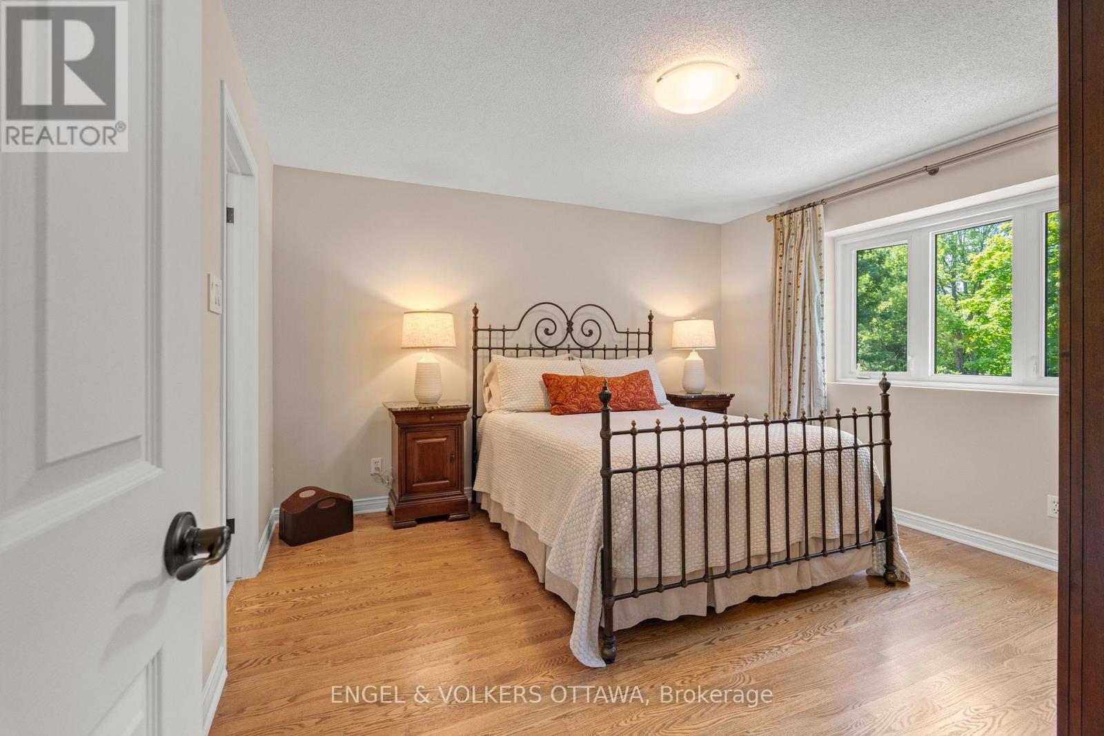 5596 SCOBIE CRESCENT - Image 25