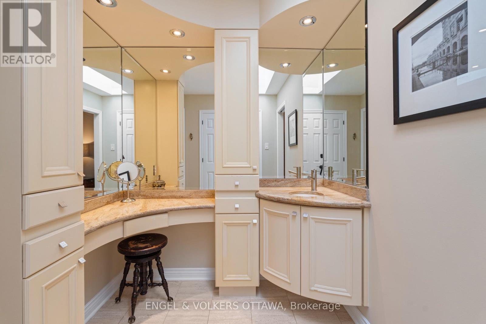 5596 SCOBIE CRESCENT - Image 32
