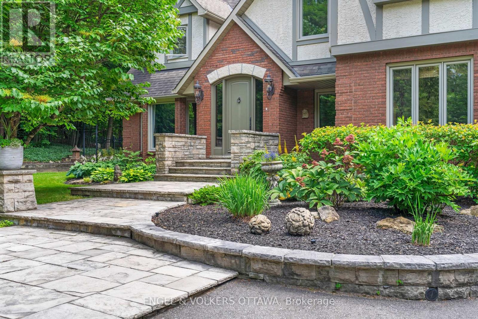 5596 SCOBIE CRESCENT - Image 41