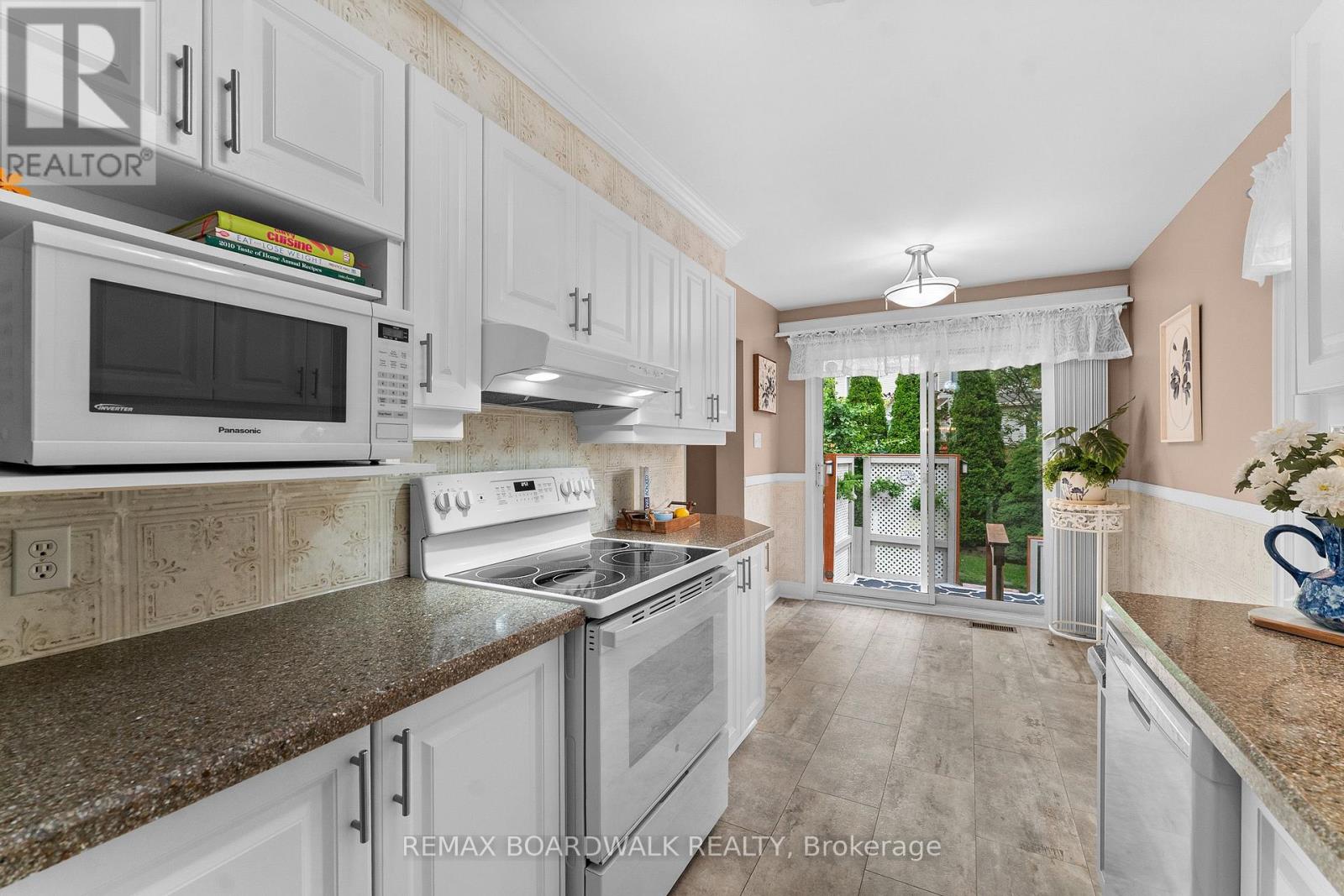22 EAGLEVIEW STREET - 12