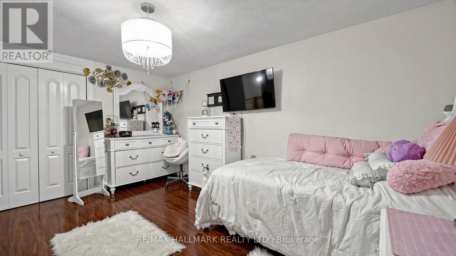 25 WICKS DRIVE - 33