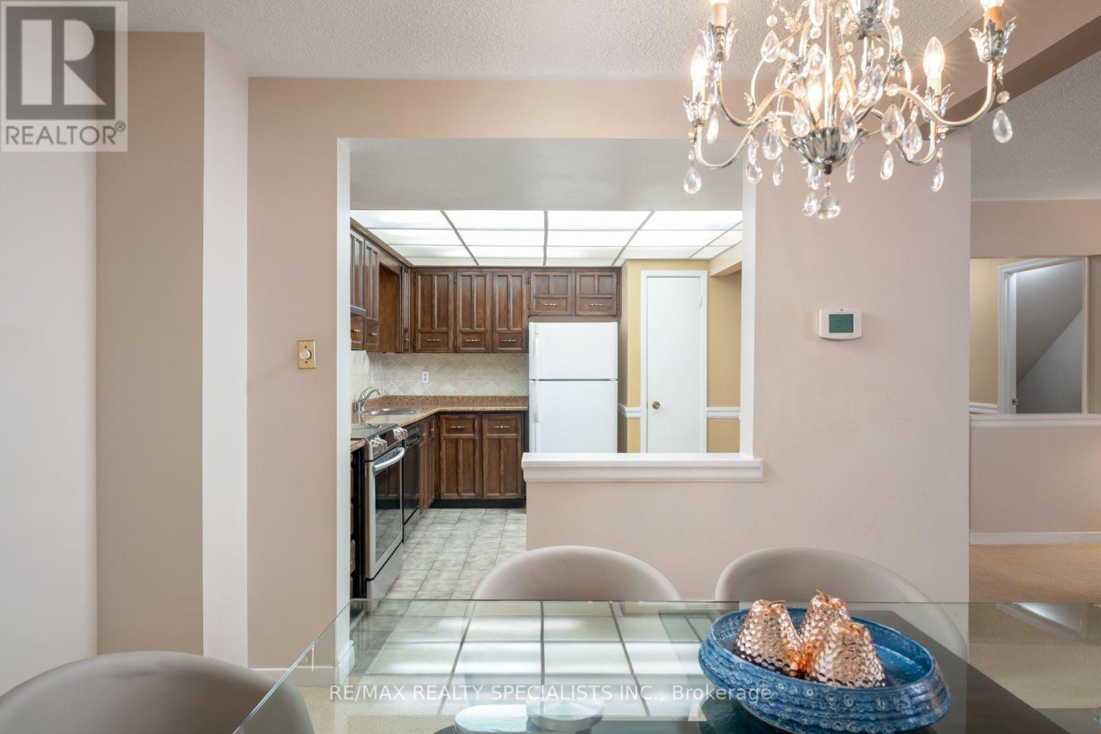 #75 20 MINEOLA ROAD E - 11