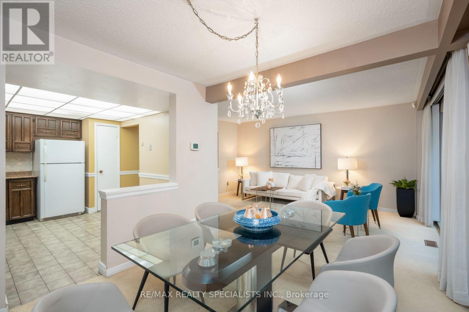 #75 20 MINEOLA ROAD E - 12