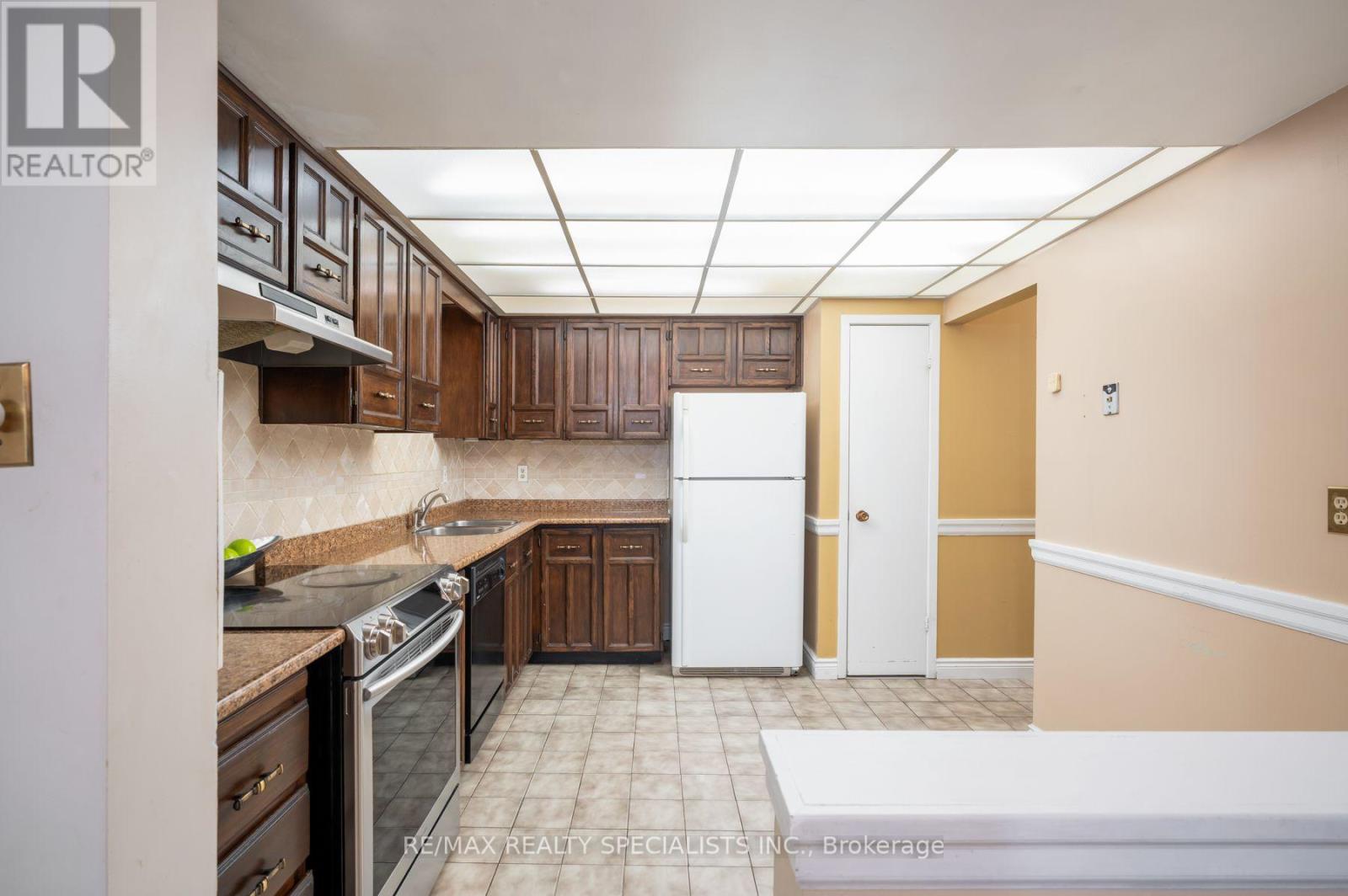 #75 20 MINEOLA ROAD E - 14
