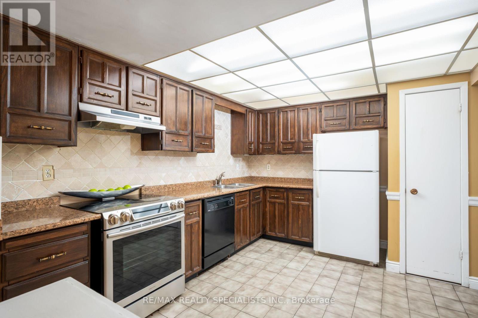 #75 20 MINEOLA ROAD E - 15