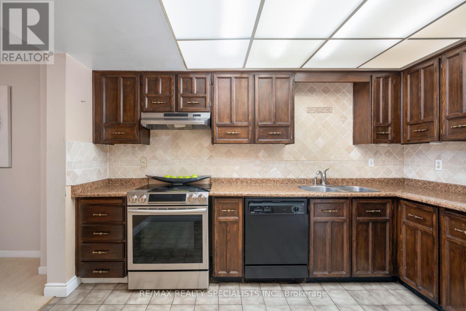 #75 20 MINEOLA ROAD E - 16