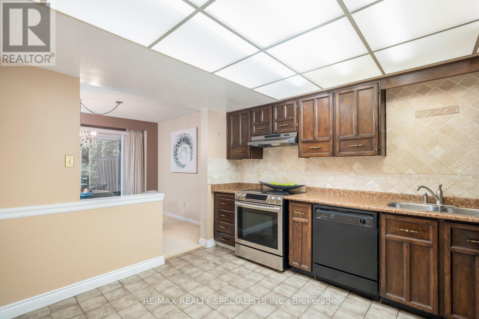 #75 20 MINEOLA ROAD E - 17