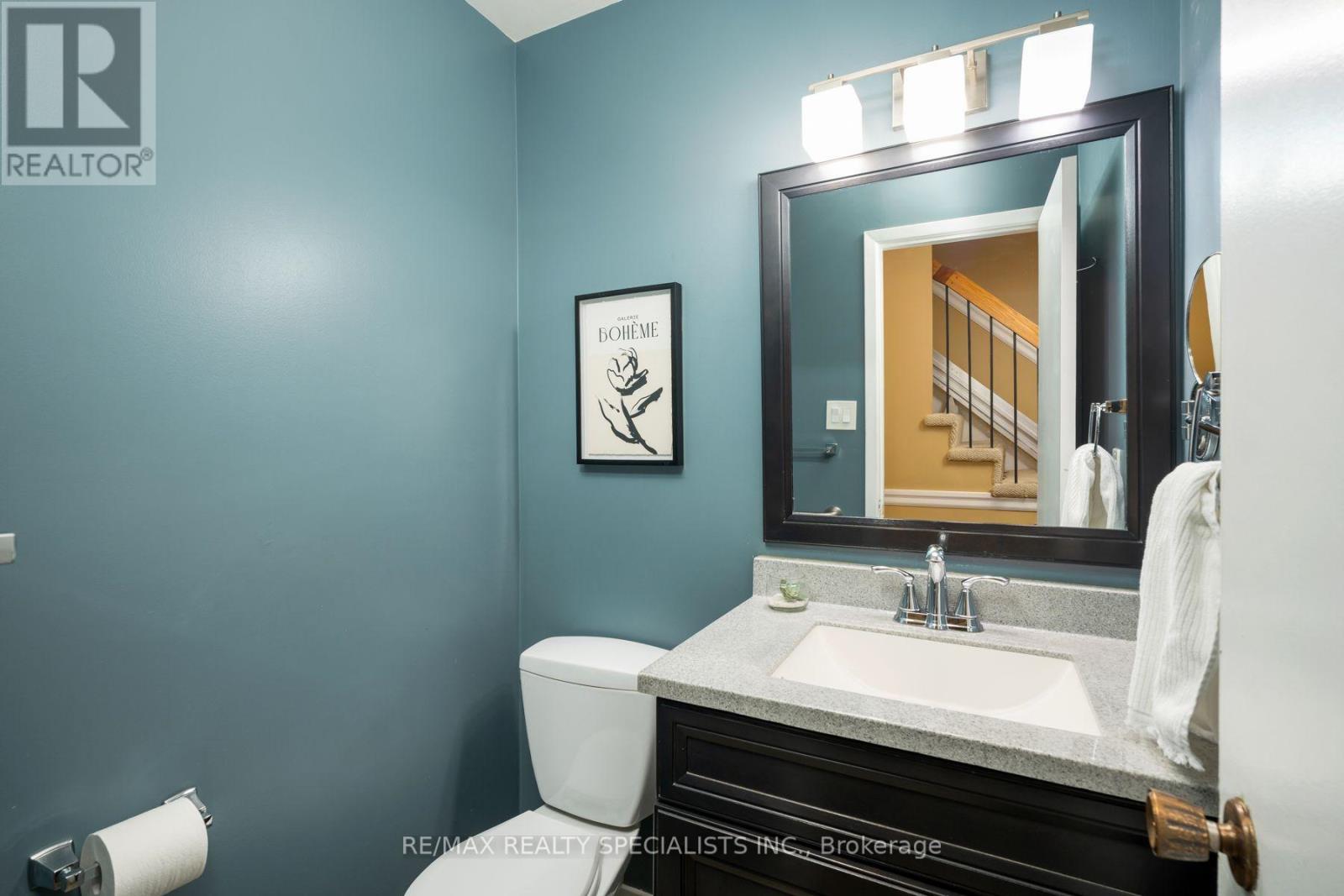 #75 20 MINEOLA ROAD E - 19