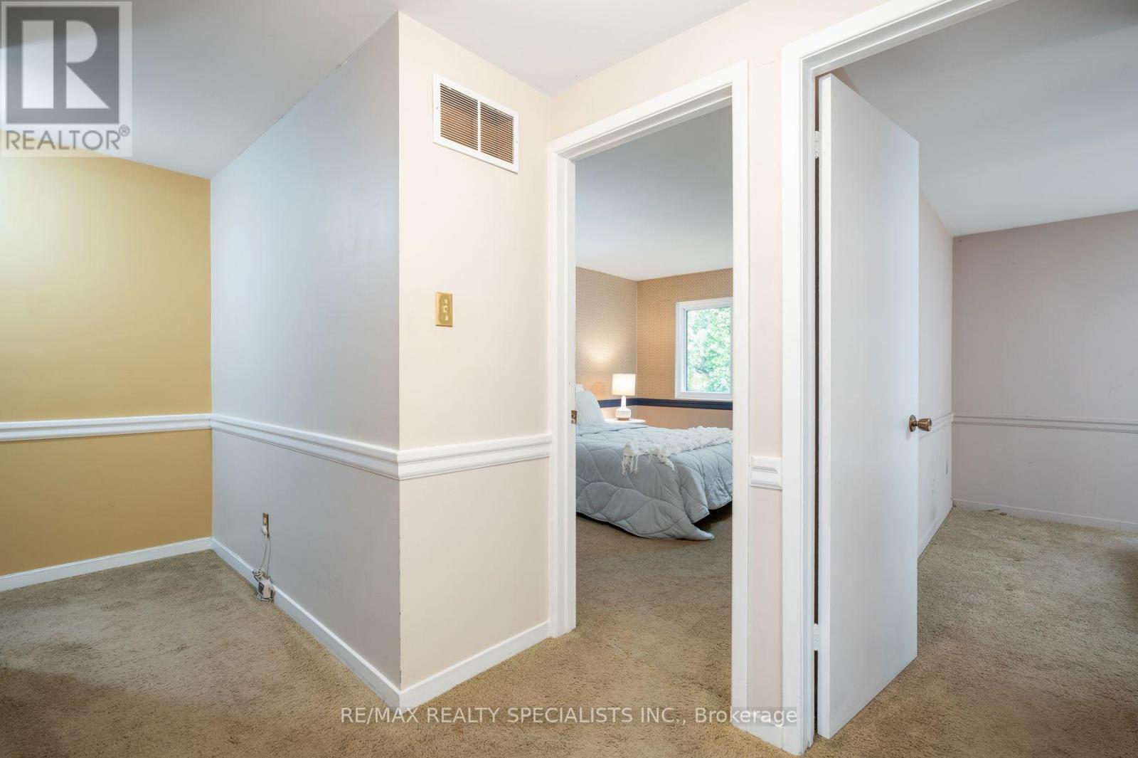 #75 20 MINEOLA ROAD E - 20