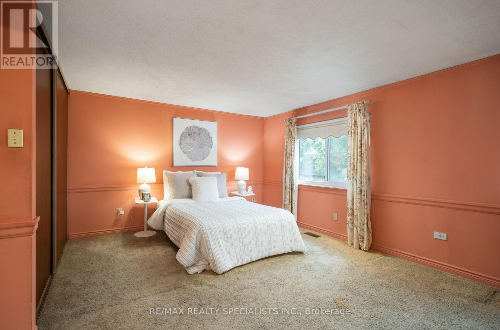 #75 20 MINEOLA ROAD E - 21