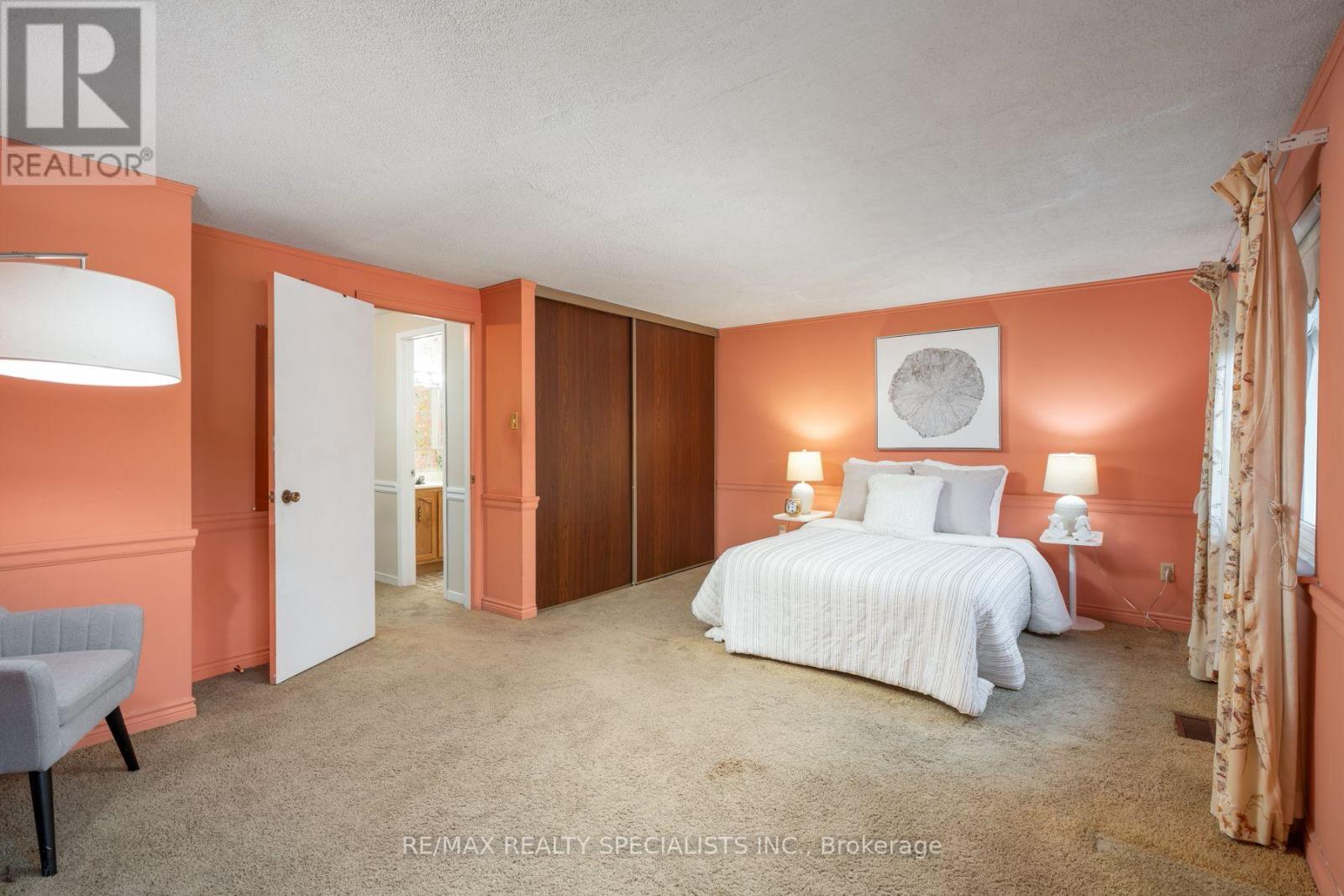 #75 20 MINEOLA ROAD E - 22
