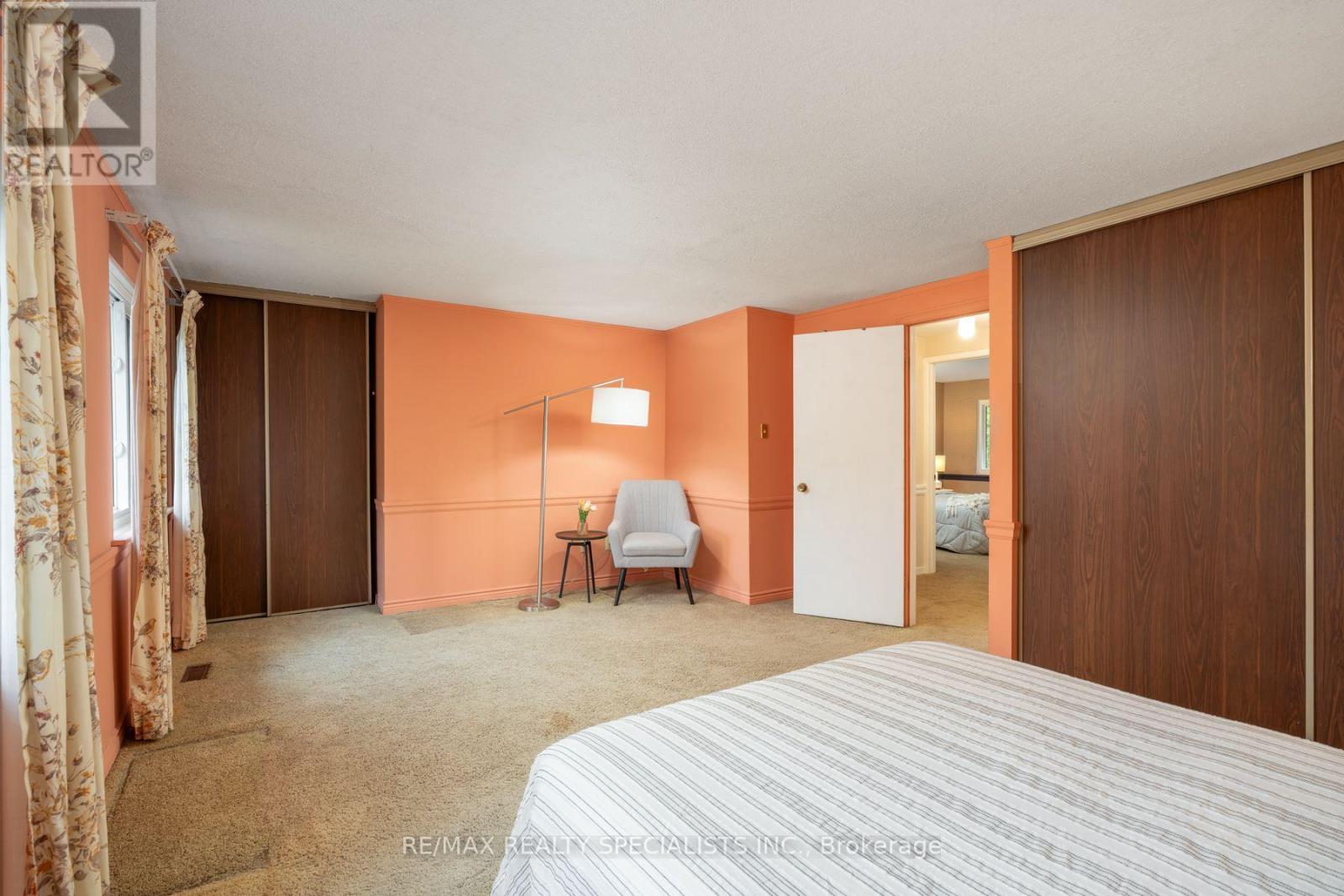 #75 20 MINEOLA ROAD E - 23