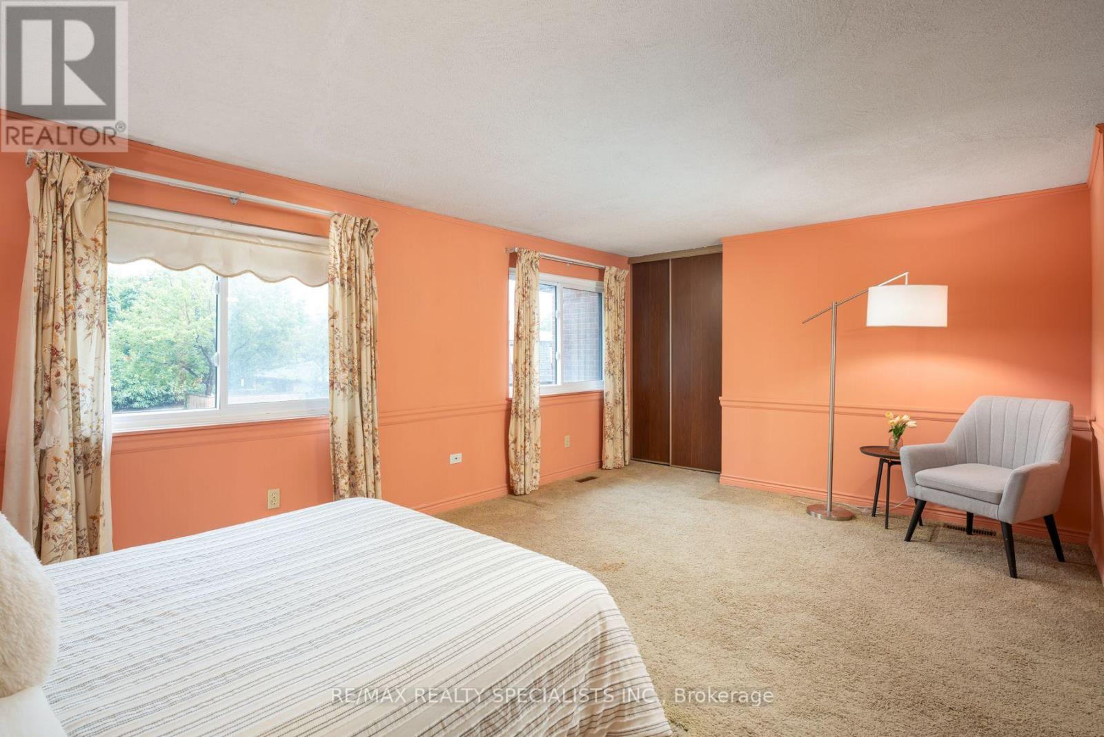 #75 20 MINEOLA ROAD E - 24